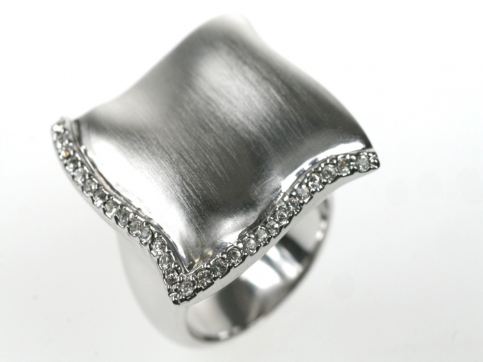 Prsten se Swarovski Elements čtvercového tvaru 56