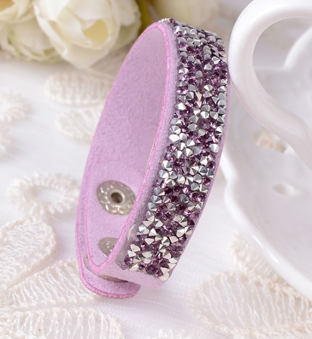 Světle fialový náramek s křišťály