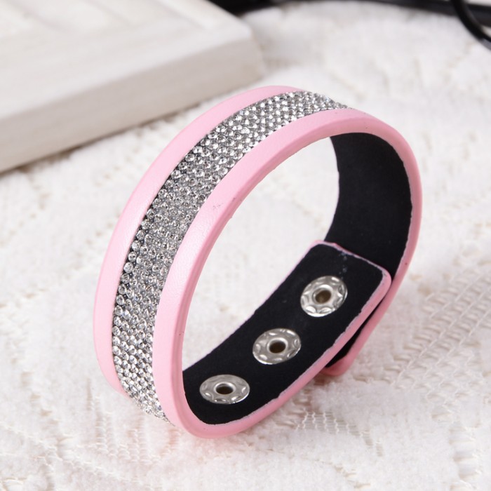 Světle růžový náramek se skleněnými křišťály