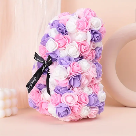 Ružový farebný medvedík z penových ruží s mašľou