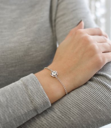 Stříbrný náramek se Swarovski krystaly bílá kytička 33117.1 Krystal