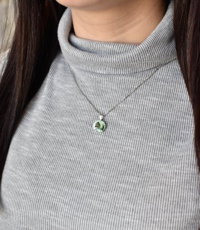 Strieborný prívesok s kryštálmi Swarovski zelený okrúhly-rivoli 34112.3 Chrysolite