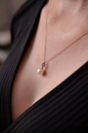 Zlatý 14 karátový náhrdelník biele zlato s bielou riečnou perlou a briliantmi 82PB00040