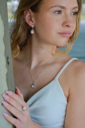 Strieborné visiace náušnice s pravým ruženínom 11738.3