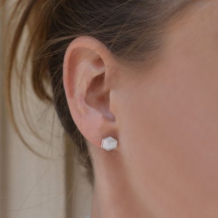 Strieborné náušnice hexagón s bielou perleťou 11689.1