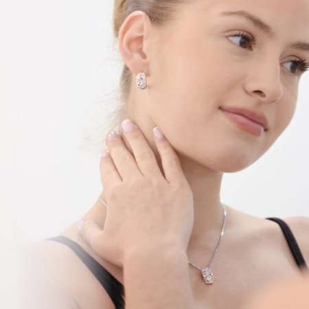 Strieborné náušnice visiace s kryštálmi Swarovski ab efekt polkruh 31164.2 AB