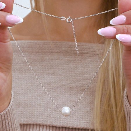 Strieborný náhrdelník s pevnou bielou riečnou perlou na retiazke 22047.1