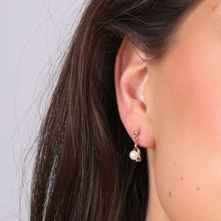 Zlaté 14 karátové náušnice visiace s riečnou perlou a briliantmi 91PB00057