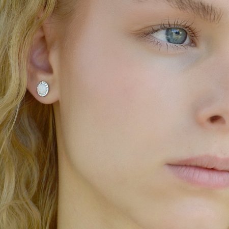 Strieborné náušnice kôstky so syntetickým opálom a krištáľmi Preciosa biele okrúhle 31317.1 White s. Opal