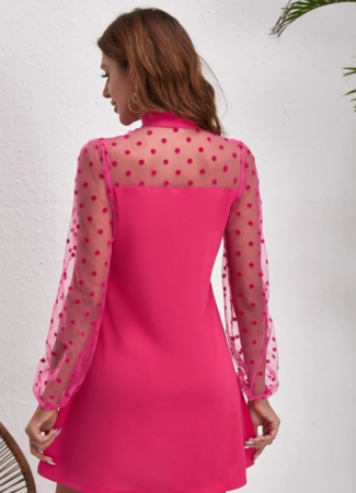 Elegantní dámské růžové šaty s puntíky