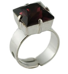 Prsteň so Swarovski Elements štvorec Bordo