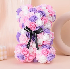 Růžový barevný medvídek z pěnových růží s mašlí