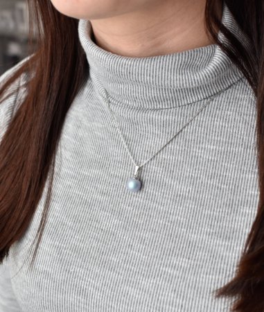 Stříbrný přívěšek s kulatou světle modrou matnou Swarovski perlou 34150.3 Light Blue