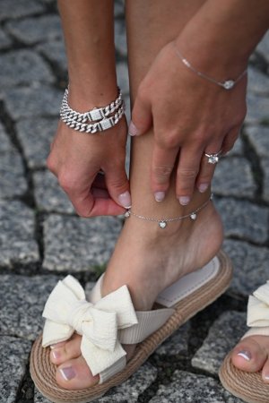 Stříbrný řetízek na nohu srdíčka s bílými zirkony 16004.1