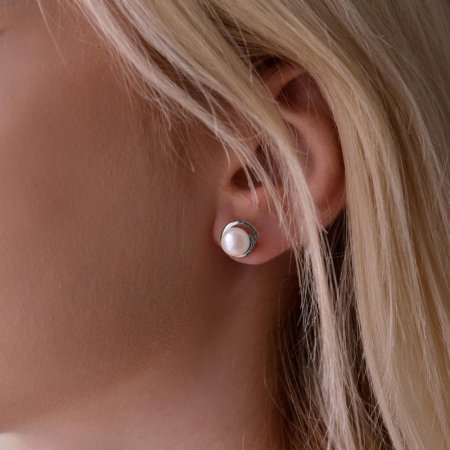 Zlaté 14 karátové náušnice pecky bílé zlato s bílou říční perlou 81P00040