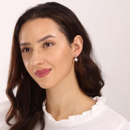 Strieborné náušnice visiace s bielou riečnou perlou 21024.1 Biela