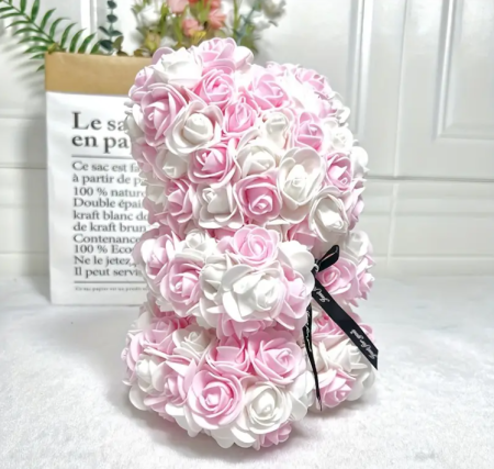 Růžovo-bílý dekorativní medvídek z pěnových růží s mašlí