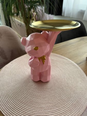 Růžový medvídek z pryskyřice s mašlí a tácem