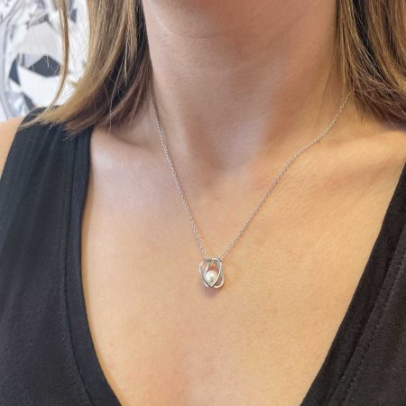 Strieborný náhrdelník s riečnou perličkou v klietke 22044.1