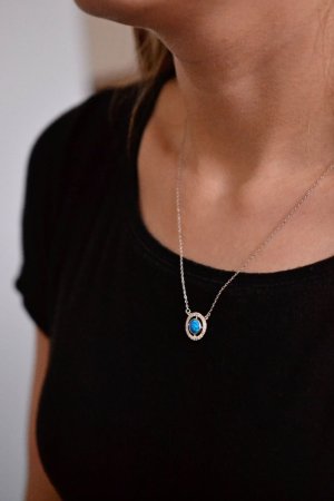 Náhrdelník se syntetickým modrým opálem a bílými zirkony kulatý 12066.3 blue