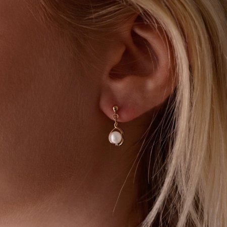 Zlaté 14 karátové náušnice visiace s riečnou perlou a briliantmi 91PB00057