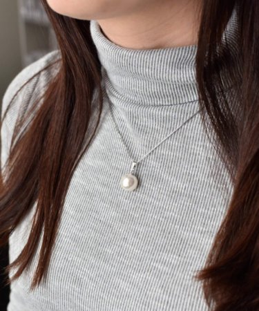 Stříbrný přívěsek s bílou kulatou perlou z křišťálu Preciosa 34151.1 Bílá 12 mm