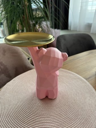 Růžový medvídek z pryskyřice s mašlí a tácem