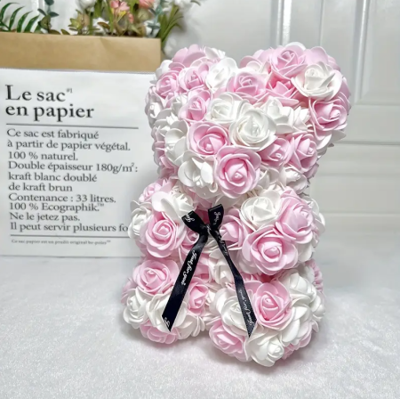 Růžovo-bílý dekorativní medvídek z pěnových růží s mašlí