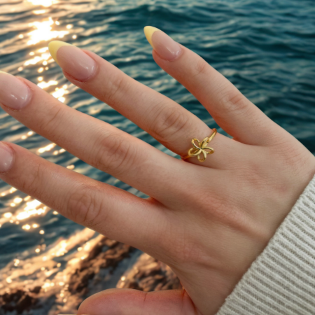 Strieborný prsteň v zlatej farbe s motívom kvety