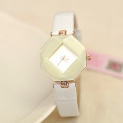 Náramkové módní hodinky bílé barvy