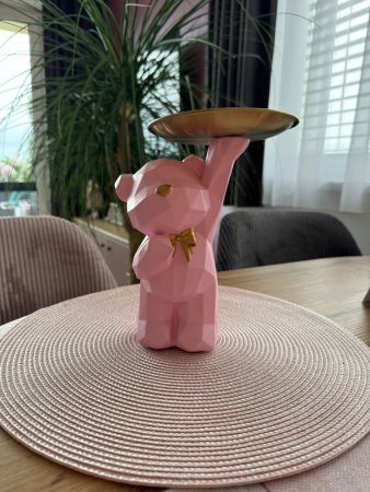 Růžový medvídek z pryskyřice s mašlí a tácem