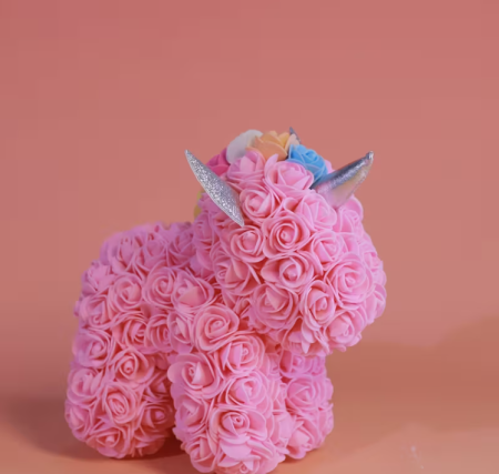 Ružový dekoratívny jednorožec z penových ruží