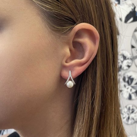 Strieborné náušnice trojuholník so zirkónmi a riečnou perlou bielej 21084.1B