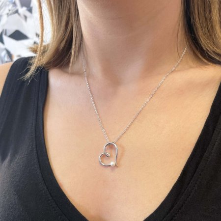 Strieborný náhrdelník srdca s malou bielou riečnou perličkou 22045.1