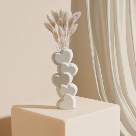 Biela keramická váza v tvare srdca