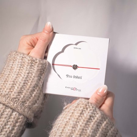 Kabbalah náramek se stříbrným čtyřlístkem 13047.3 red