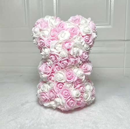 Růžovo-bílý dekorativní medvídek z pěnových růží s mašlí