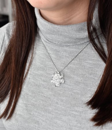 Stříbrný přívěsek s krystalem Swarovski bílá květina 34072.1 Krystal