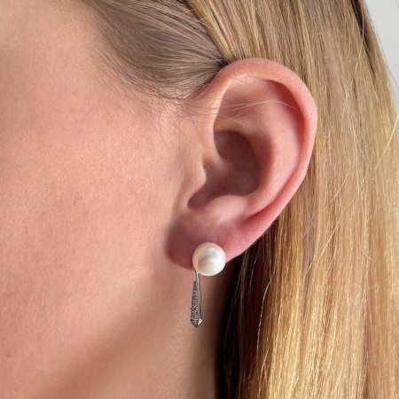 Stříbrné náušnice visací s bílou říční perlou 21036.1