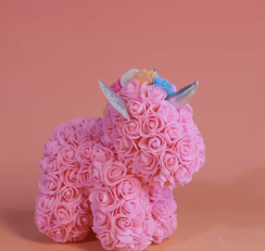 Ružový dekoratívny jednorožec z penových ruží