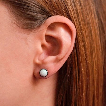 Strieborné náušnice kôstky so syntetickým opálom biele 11464.1 white