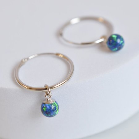 Strieborné náušnice kruhy s guličkou zo zeleného syntetického opálu 11410.3 green