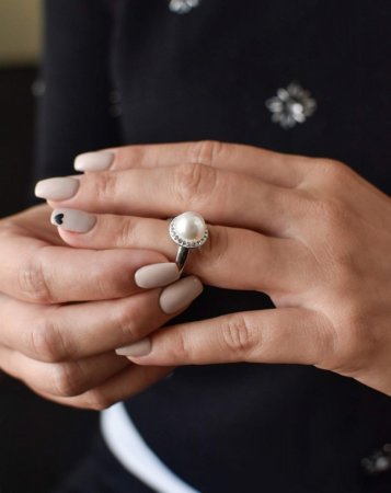 Strieborný prsteň s krištáľmi Preciosa a bielou perlou 35021.1 Biela