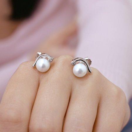 Stříbrné náušnice pecky s bílou říční perlou 21038.1