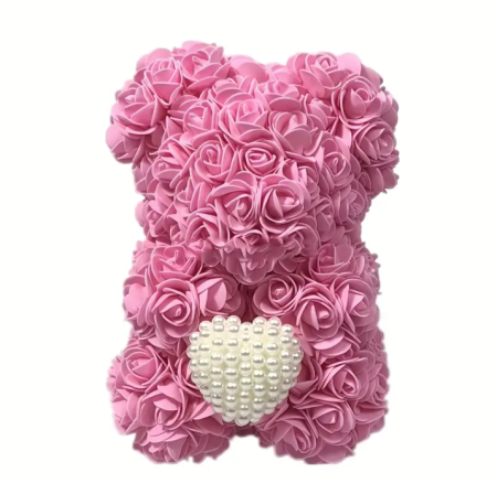 Ružový dekoratívny medvedík z penových ruží s perlovým srdiečkom