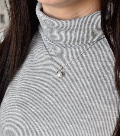 Strieborný prívesok s bielou perlou srdca 34246.1 White