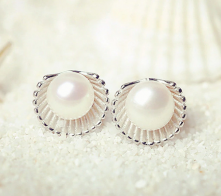 Náušnice stříbrná mušle perlorodka s perlou Bílá