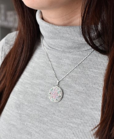 Stříbrný přívěsek s krystaly Swarovski mix barev fialová zelená růžová kulatý 34131.3 Sakura