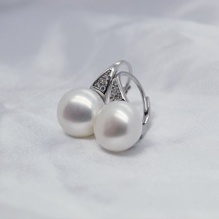 Stříbrné náušnice visací s bílou říční perlou 21056.1