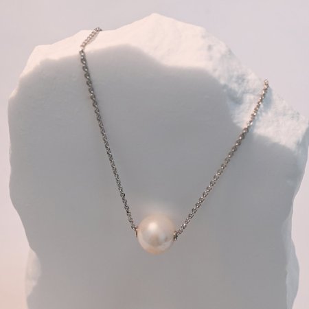 Strieborný náhrdelník s pevnou bielou riečnou perlou na retiazke 22047.1
